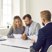 Quand on parle de prêt hypothécaire, c’est souvent le taux d’intérêt qui attire l’attention en premier. Et pour cause : ce petit pourcentage a un impact majeur sur vos paiements mensuels… et sur le coût total de votre maison. Mais d’où vient ce taux exactement, et pourquoi varie-t-il autant d’un dossier à l’autre ?