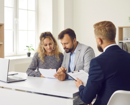 Quand on parle de prêt hypothécaire, c’est souvent le taux d’intérêt qui attire l’attention en premier. Et pour cause : ce petit pourcentage a un impact majeur sur vos paiements mensuels… et sur le coût total de votre maison. Mais d’où vient ce taux exactement, et pourquoi varie-t-il autant d’un dossier à l’autre ?