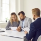 Quand on parle de prêt hypothécaire, c’est souvent le taux d’intérêt qui attire l’attention en premier. Et pour cause : ce petit pourcentage a un impact majeur sur vos paiements mensuels… et sur le coût total de votre maison. Mais d’où vient ce taux exactement, et pourquoi varie-t-il autant d’un dossier à l’autre ?
